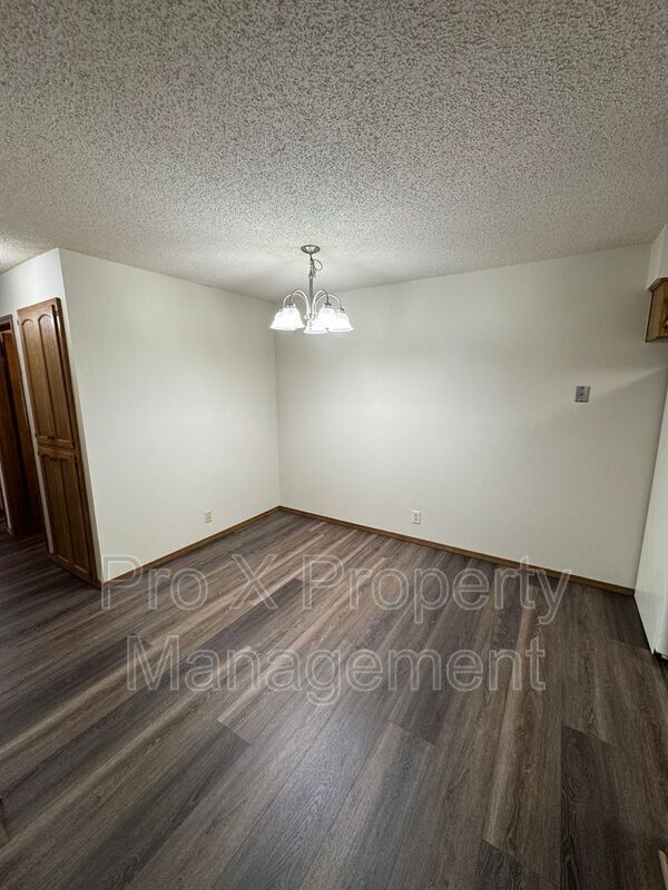 Building Photo - 300 W Streamside Ct