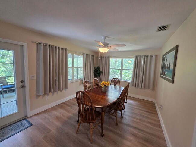 Building Photo - 3/2 Lake House