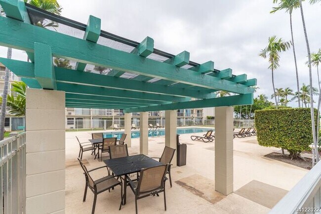 Building Photo - Beachfront Condo in Makaha Surfside