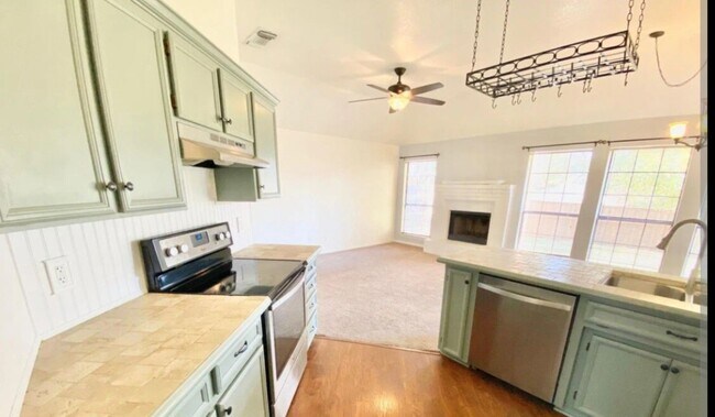 Building Photo - 3-bedroom 2-bathroom house!