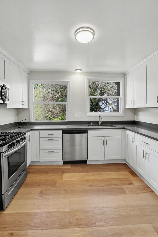 Building Photo - RENOVATED 3BR w/ Dining Room. VIEWS! Parking Avail., FREE Laundry!