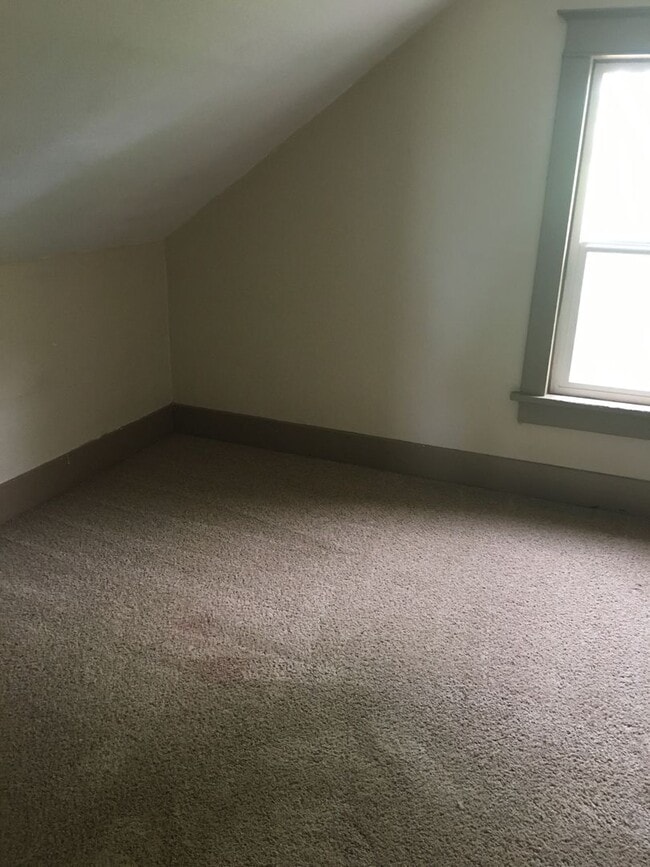 Building Photo - 3 Bed 1 Bath + Bonus Room and Yard
