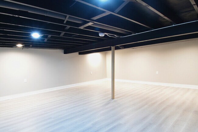Building Photo - 515 N La Londe Ave