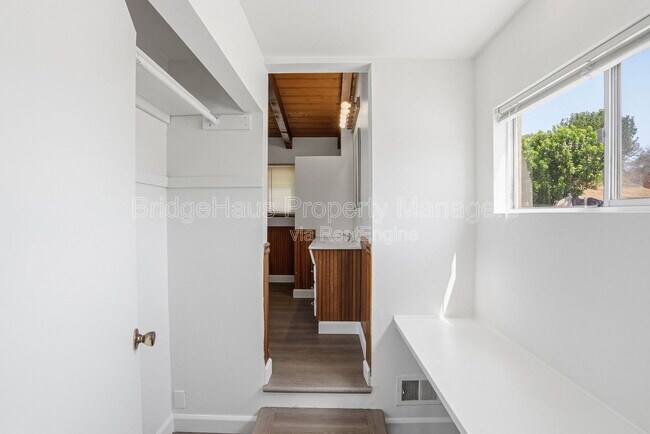 Building Photo - 7562 Zemco Dr