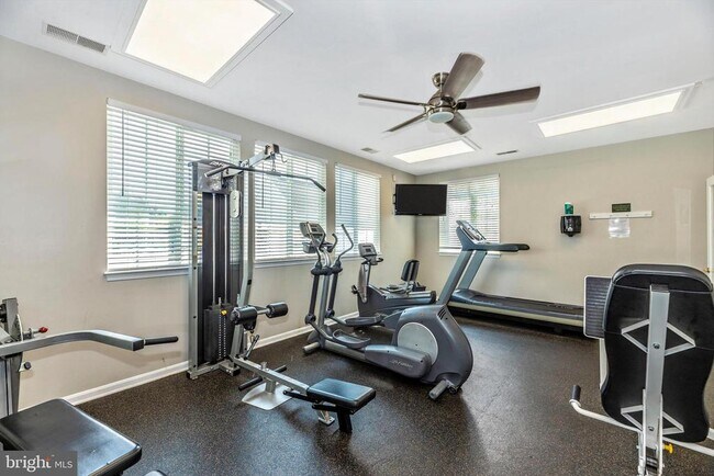 Building Photo - 4960 Clarendon Terrace