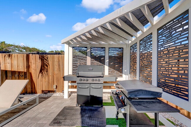 Building Photo - 707 W Boulevard Chatelaine