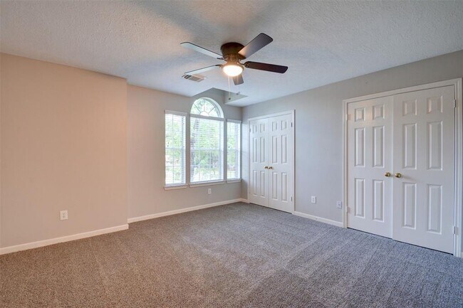 Building Photo - 539 W North Hill Dr