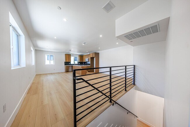 Building Photo - 1259 S Longwood Ave