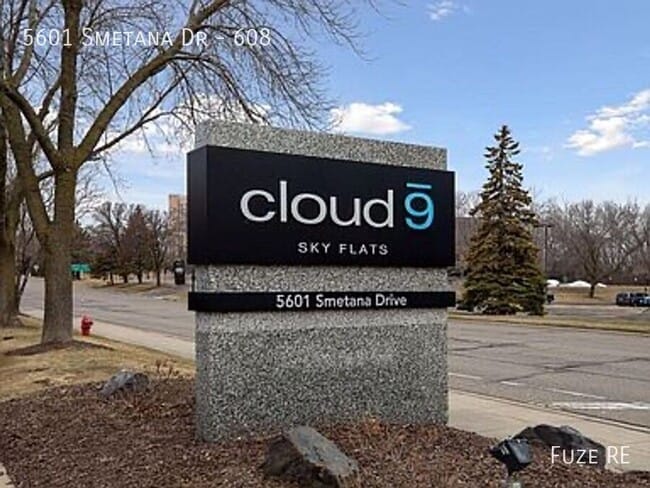 Building Photo - 5601 Smetana Dr