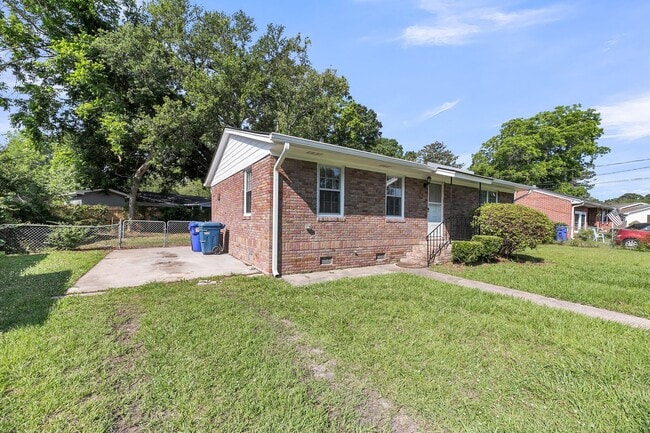 Building Photo - 2 Bed with Flex Space 1 Bath Home in Heart of West Ashley