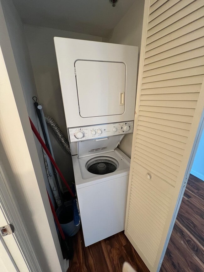 Building Photo - 300 S Duval St