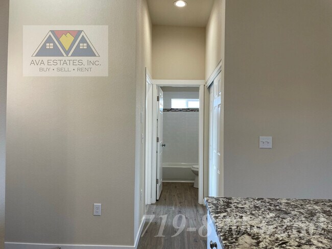 Building Photo - 753 E Springmont Dr