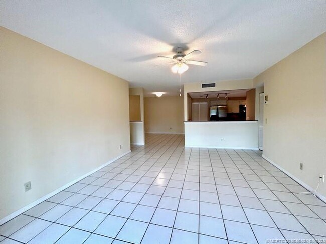 Building Photo - 200 SE Four Winds Dr