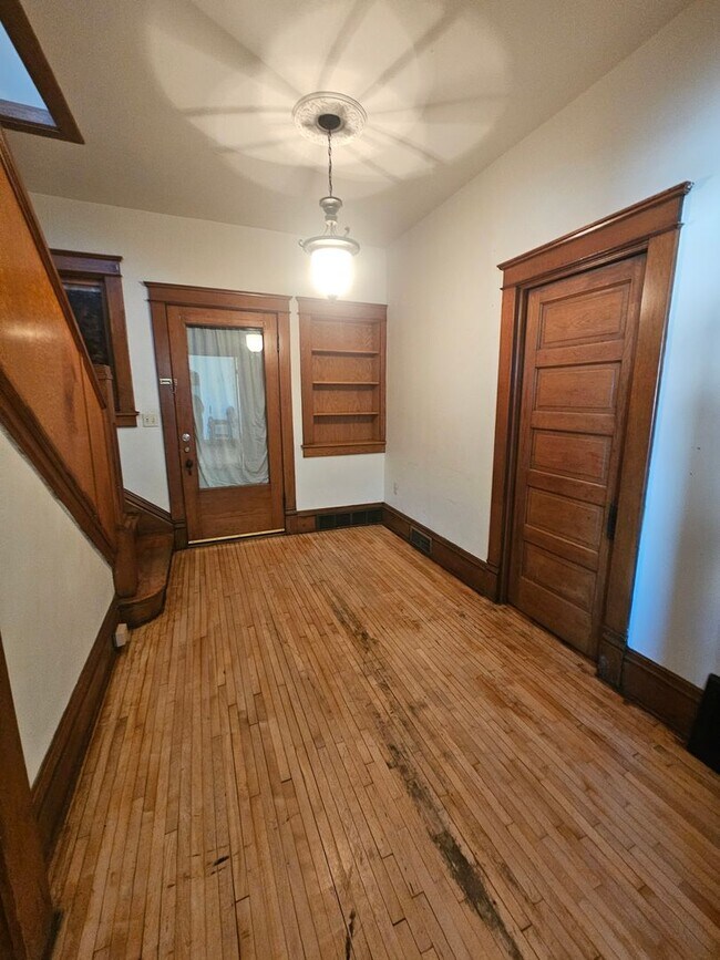 Building Photo - 1-603 1/2 N Superior Ave