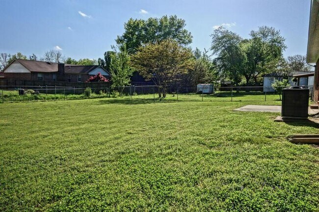 Building Photo - 2217 Villaret Dr SW