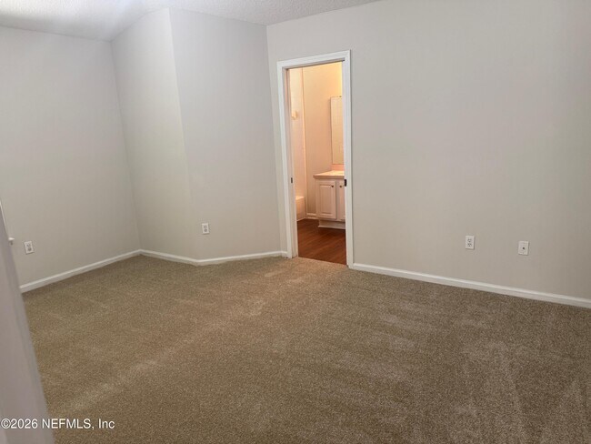 Building Photo - 5550 Oak Crossing Dr