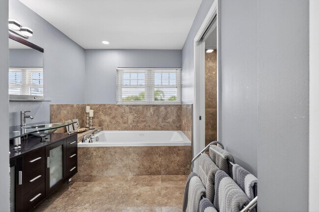 Building Photo - 805 Mainsail Cir