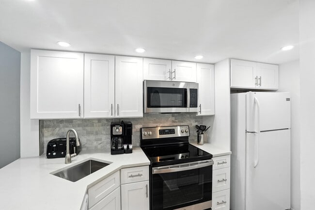 Building Photo - 600 Neapolitan Way