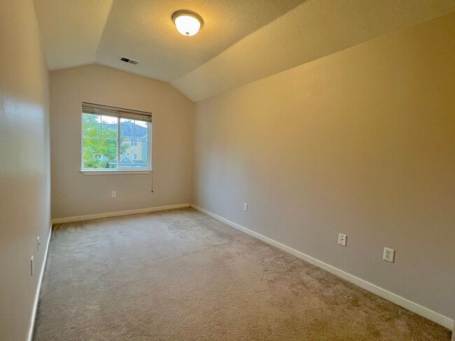 Building Photo - LOVELY GRESHAM TOWNHOME, GREAT LOCATION!