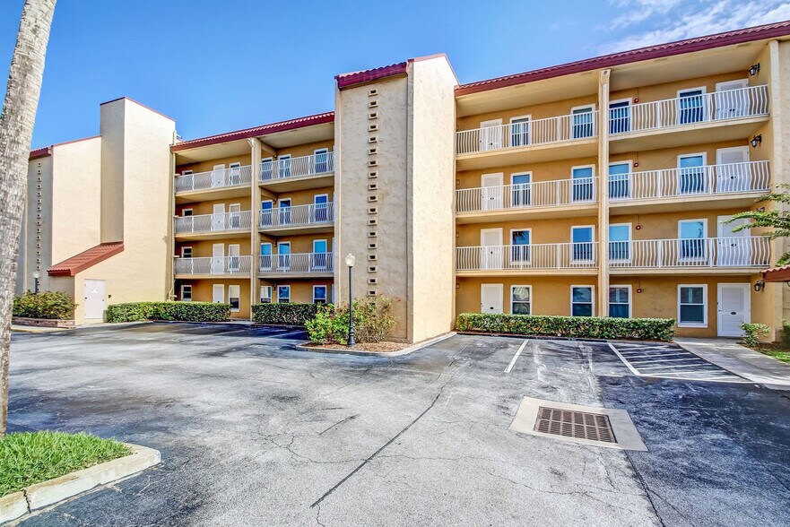 Building Photo - 3420 S Fletcher Ave