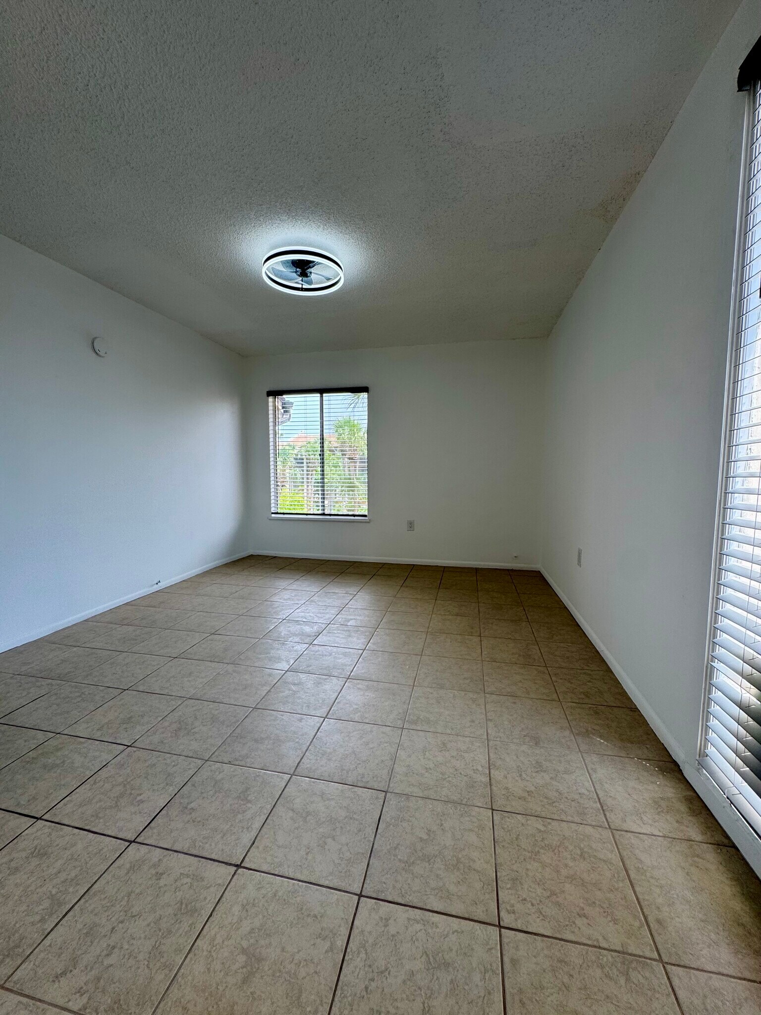 Building Photo - 588 Orange Dr
