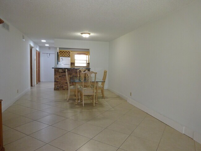 Building Photo - 605 S State Rd 7