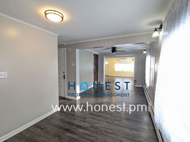 Building Photo - 162 College Ave