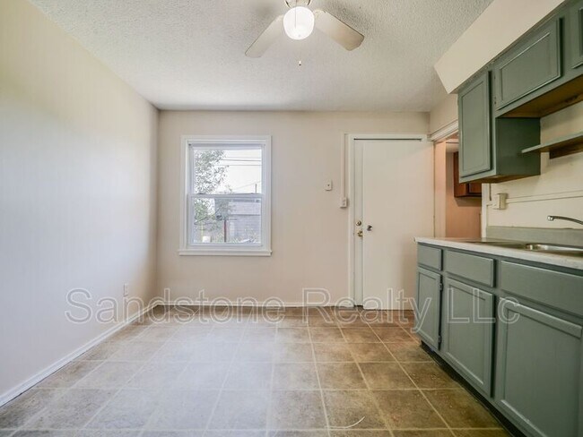 Building Photo - 956 N Central Dr