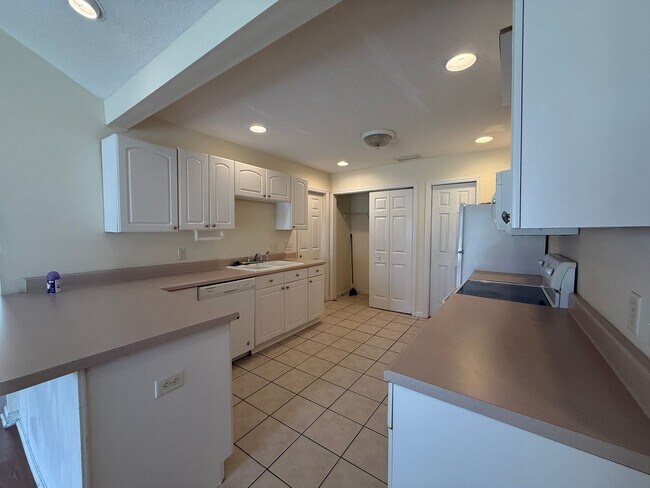 Building Photo - 221 Millcrest Dr