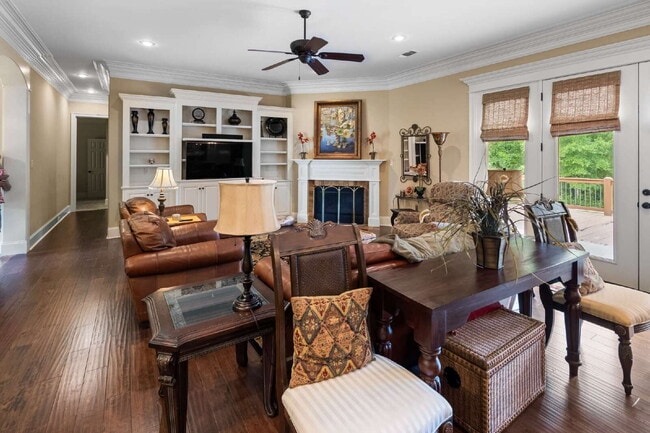 Building Photo - Beautiful Executive style home on an acre
