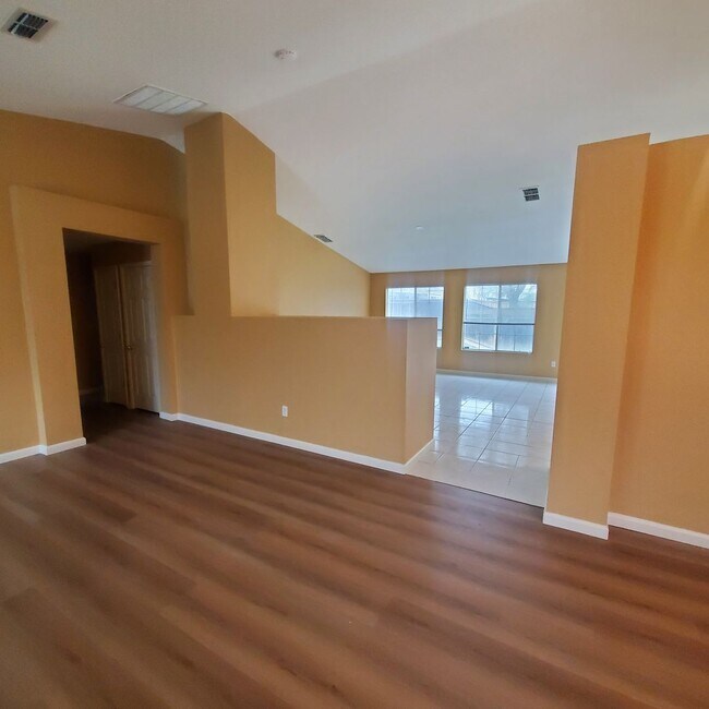Building Photo - Single Story 3/2 with Great Open Floorplan in Brentwood