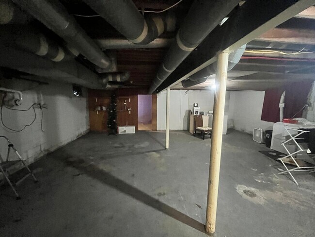 Building Photo - 565 E 96th St
