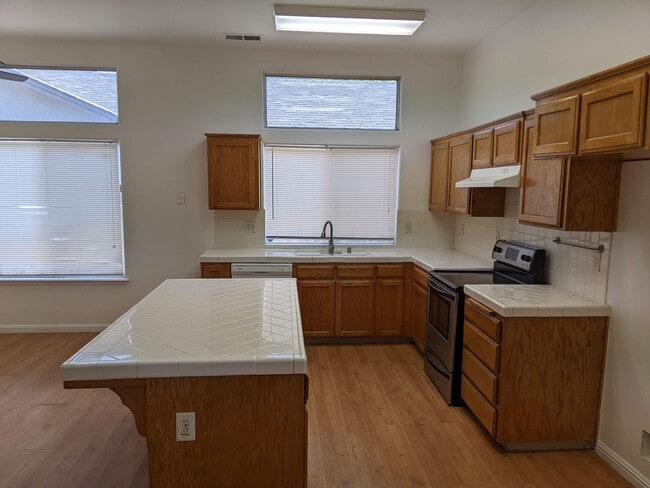 Building Photo - NW home offering plenty of amenities, clos...