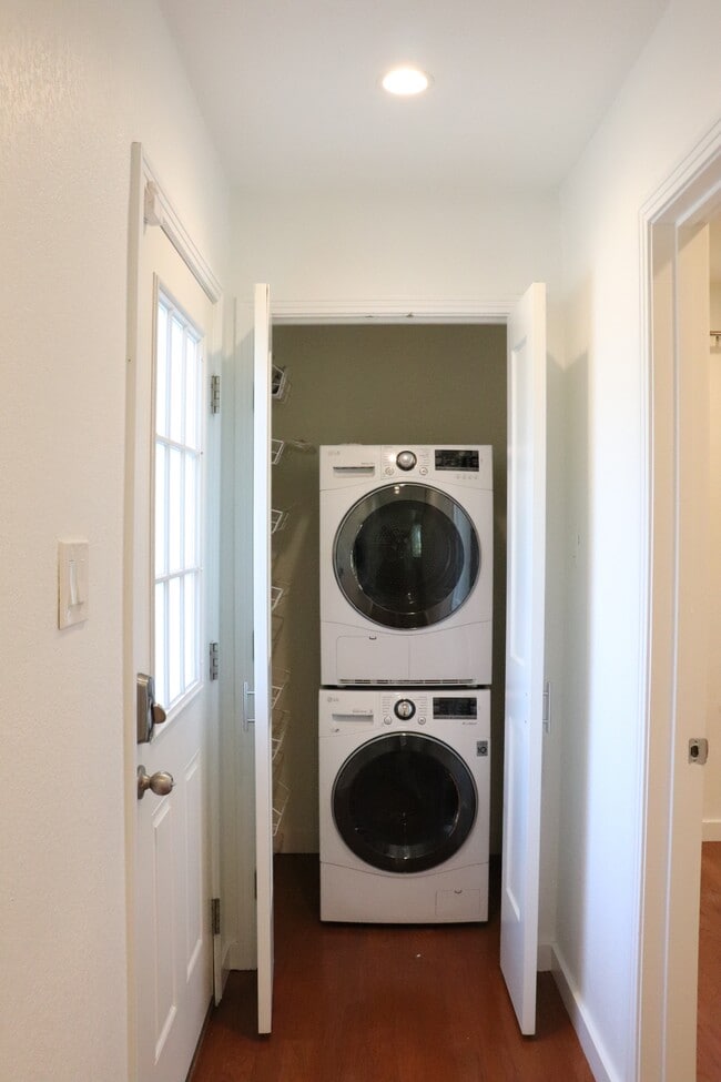 Building Photo - 713 E 45th St