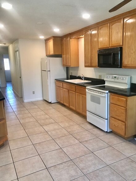 Kitchen with granite countertops - 1601 E San Fernando St
