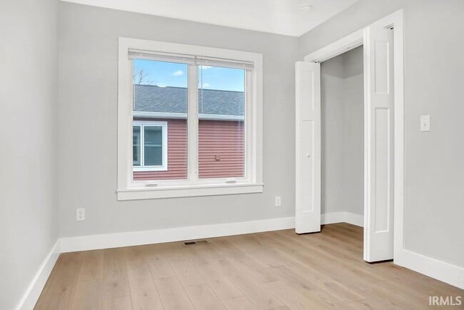 Building Photo - 1112 N Woodburn Ave