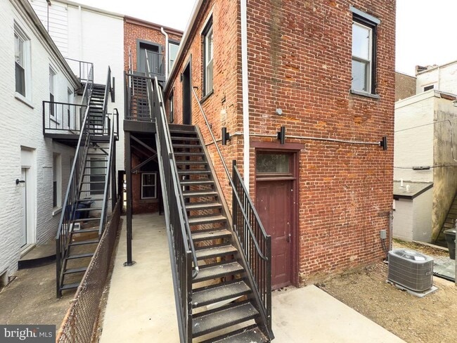 Building Photo - 11 E Walnut St