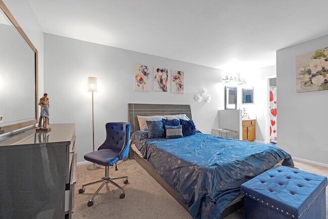 Building Photo - 691 W Streamwood Blvd