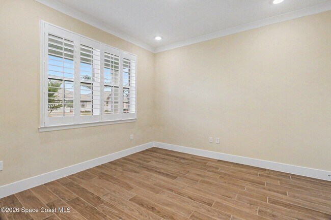 Building Photo - 726 Clearwater Ave