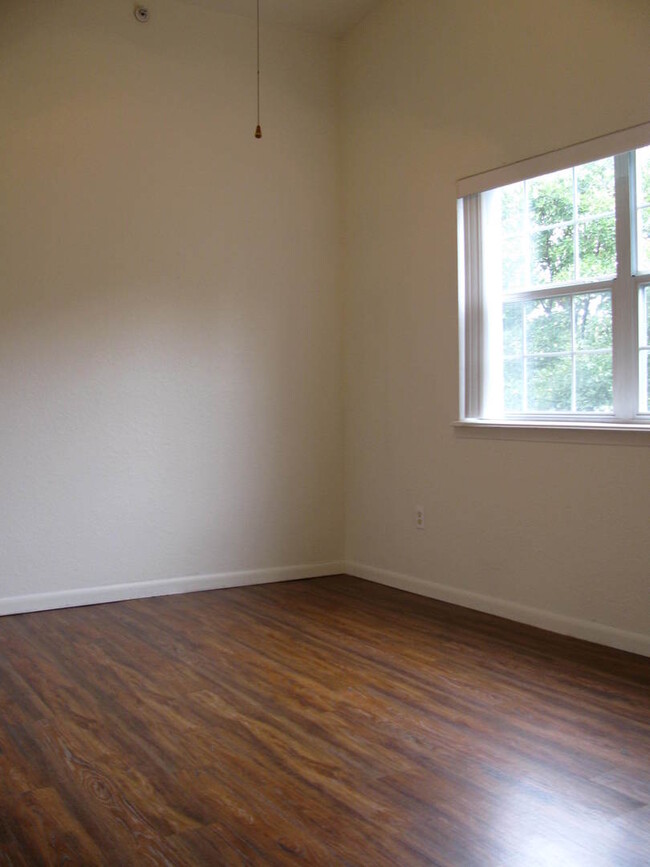 Building Photo - Condominium in The Oaks of Holiday Hills R...