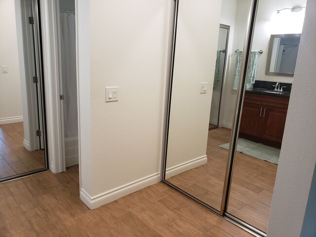 Building Photo - Orange 1 Bedroom