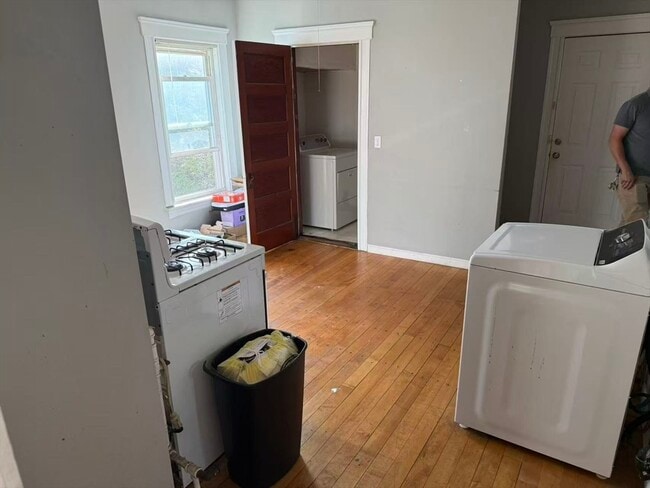 Building Photo - 84 Florence St