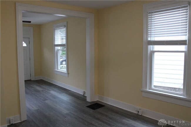 Building Photo - 243 Oak St