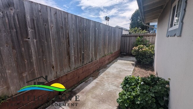 Building Photo - Updated Three Bedroom