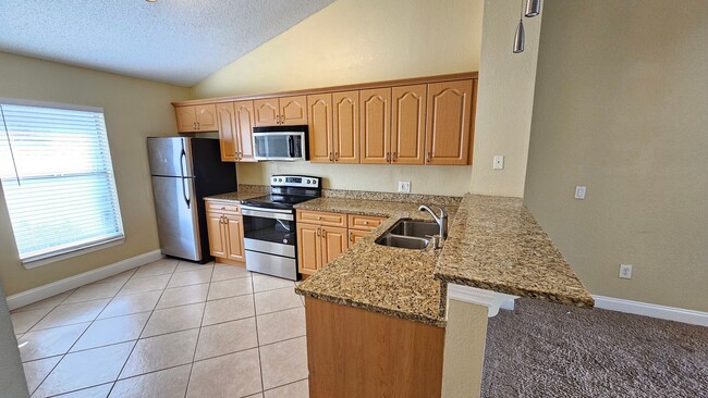 Building Photo - 2 Bedroom/2 Bathroom 2nd Floor Unit at Lancelot
