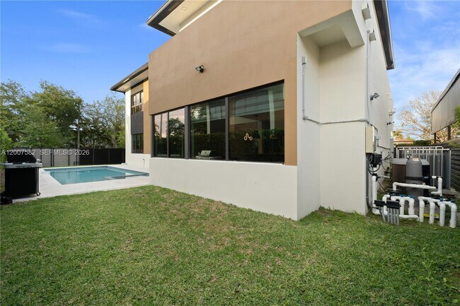 Building Photo - 17900 SW 149th Ave