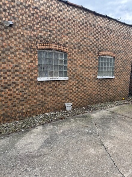 Garage - 1643 E 86th Pl