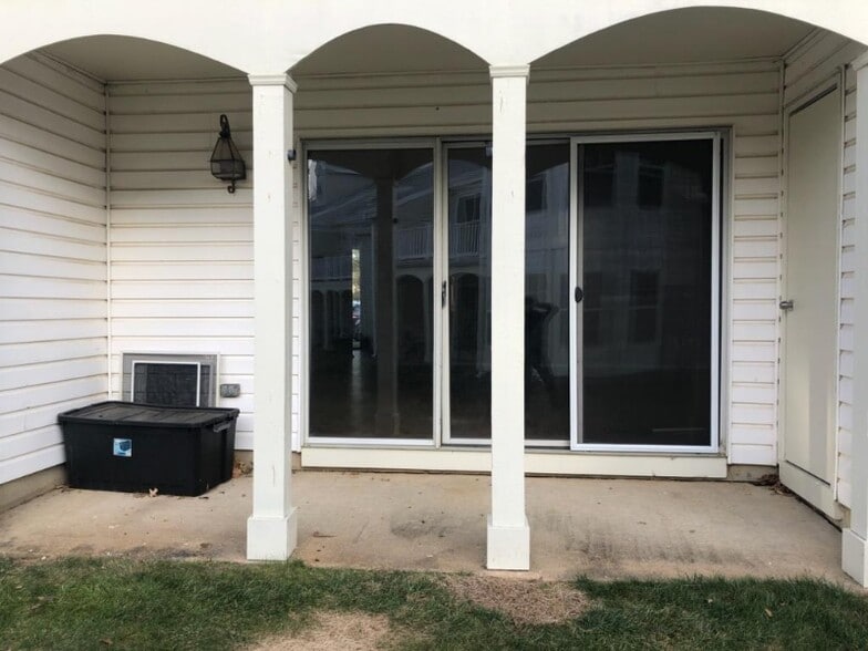 Building Photo - 307 Tulip Ln