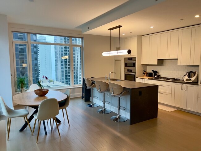 Building Photo - 514 N Peshtigo Ct