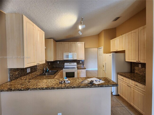 Building Photo - 1580 NE 35th Ave